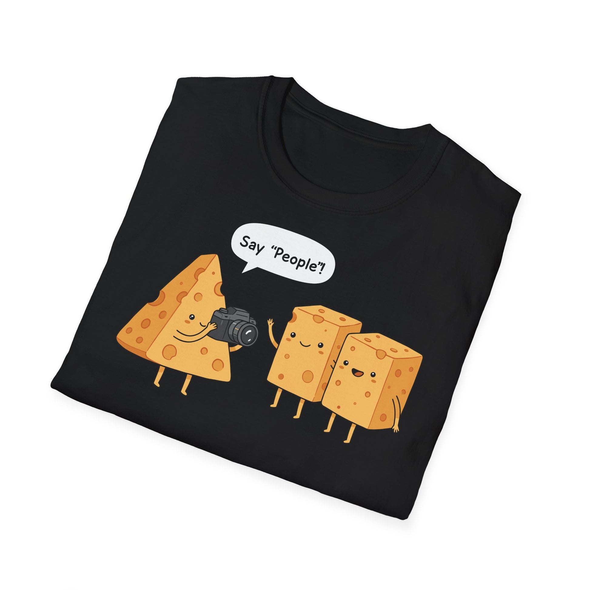 Schwarzes Unisex T-Shirt mit Cartoon-Käsefiguren, die ein Foto machen und dem Spruch „Say People?“ als Wortspiel auf „Say Cheese“
