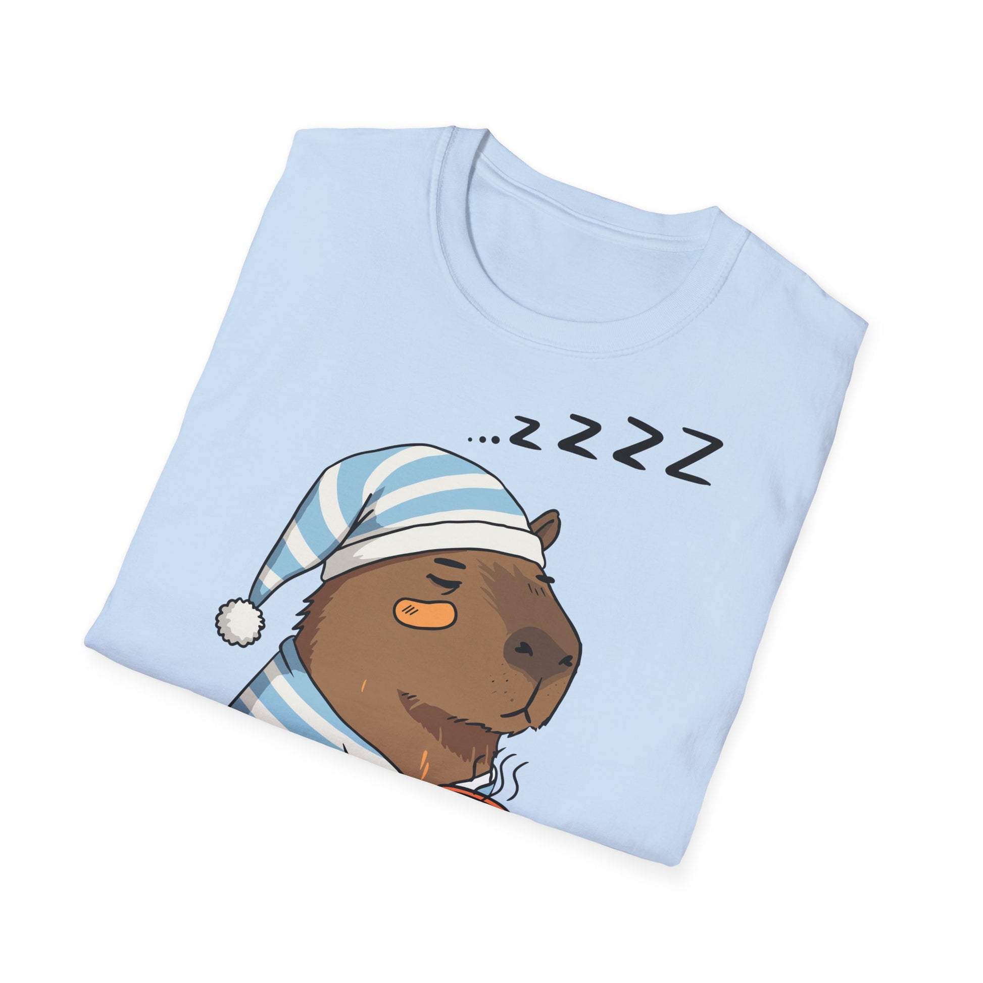 Hellblaues Capybara Schlafshirt – Süßes Pyjama T-Shirt mit schlafendem Capybara, Tasse Tee und gestreiftem Schlafanzug – Unisex Nachtshirt für Damen & Herren gefaltenes Shirt