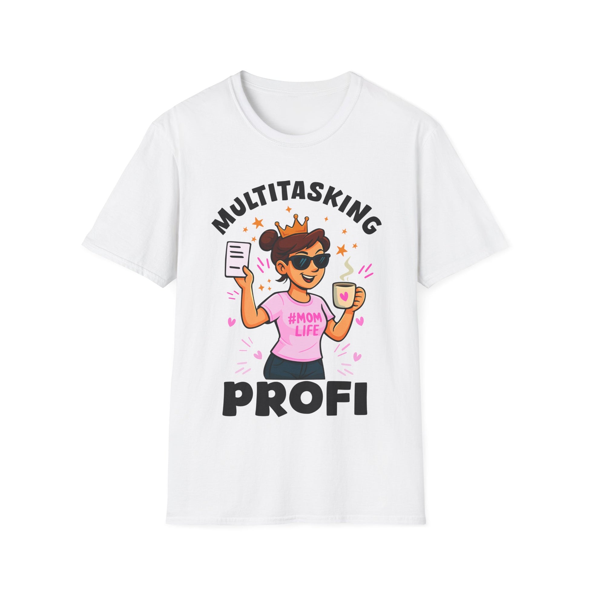 Weißes Damen-T-Shirt mit Comic-Illustration einer coolen Mutter mit Krone, Kaffee und Zettel – Text: „Multitasking Profi #MomLife“.