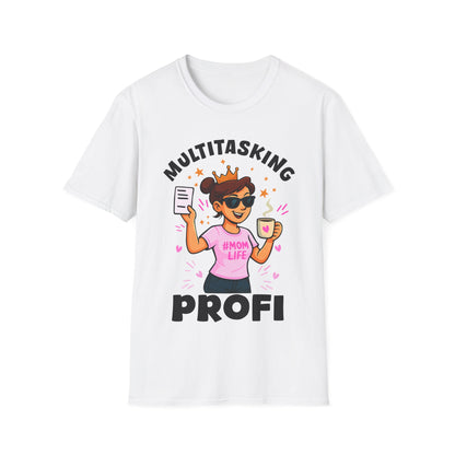 Weißes Damen-T-Shirt mit Comic-Illustration einer coolen Mutter mit Krone, Kaffee und Zettel – Text: „Multitasking Profi #MomLife“.
