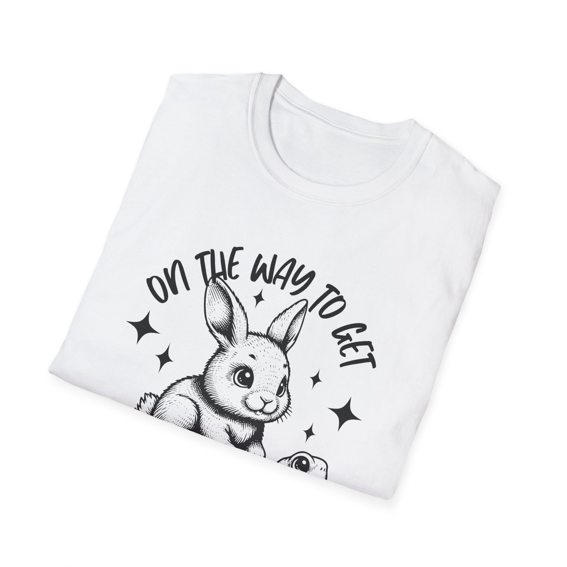 Weißes T-Shirt mit schwarzem Aufdruck: Ein Hase reitet auf einer Schildkröte mit dem Spruch „On the way to get my shit together“.