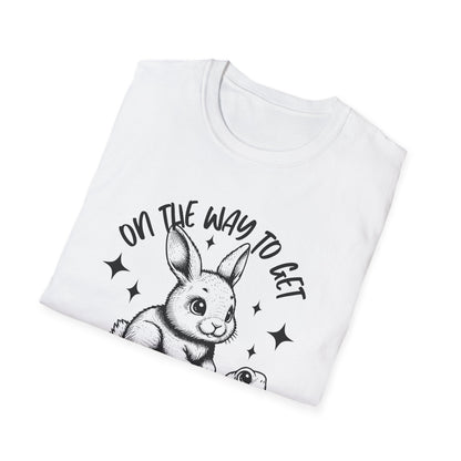 Weißes T-Shirt mit schwarzem Aufdruck: Ein Hase reitet auf einer Schildkröte mit dem Spruch „On the way to get my shit together“.