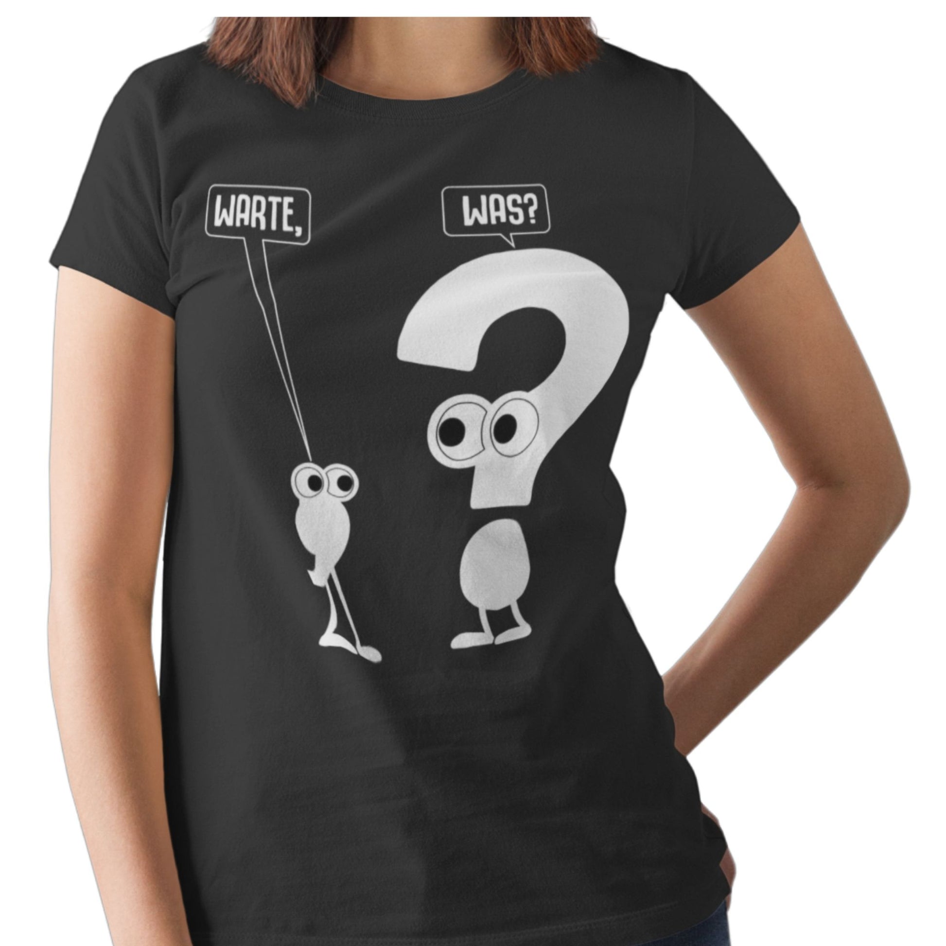 Frau trägt Schwarzes T-Shirt mit weißem Cartoon-Motiv „Warte, was?“ – Lustiges Sprüche Funshirt für Männer und Frauen