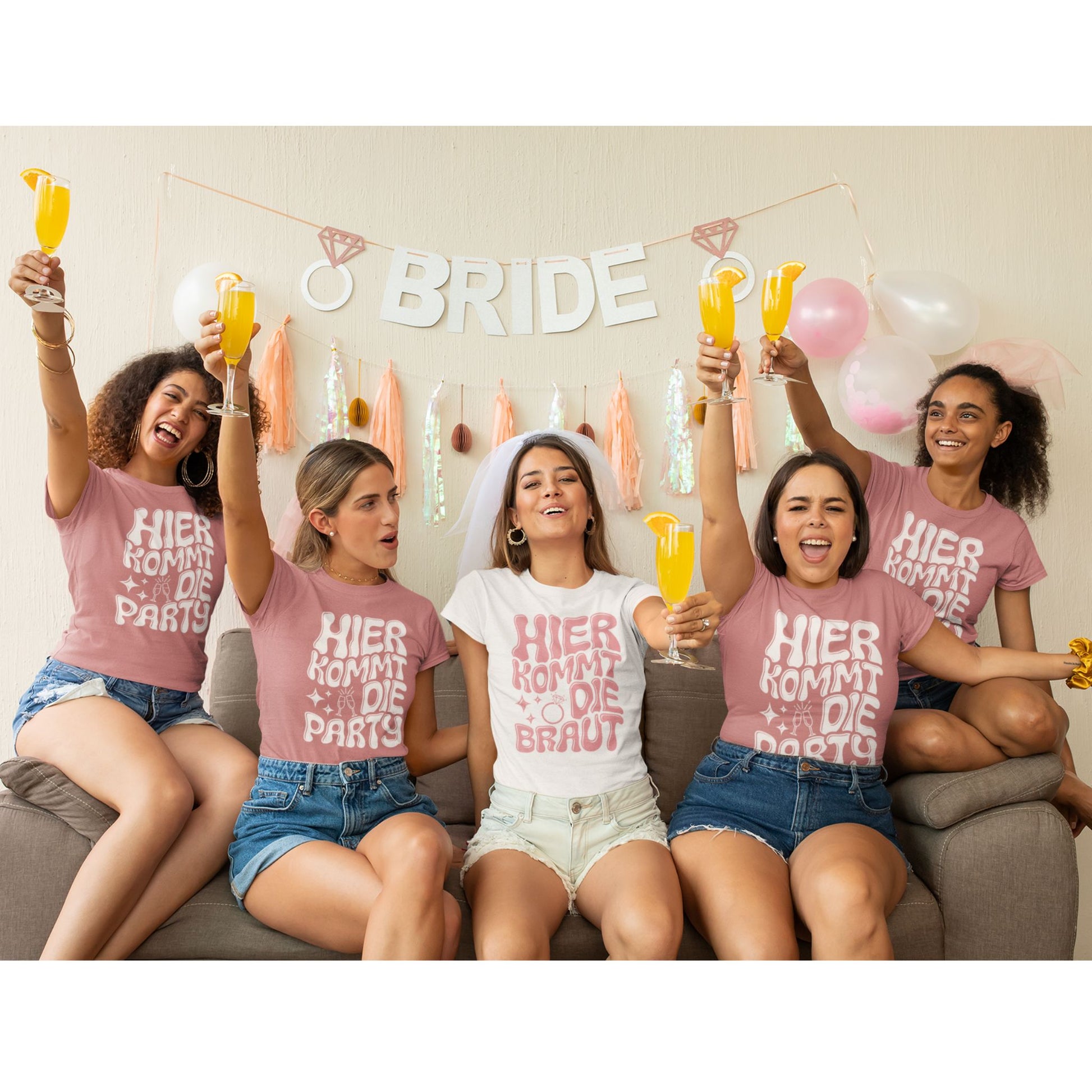 JGA Shirt Set für Frauen mit Aufdruck „Hier kommt die Braut“ in Weiß und „Hier kommt die Party“ in Rosé – perfekt für den Junggesellinnenabschied