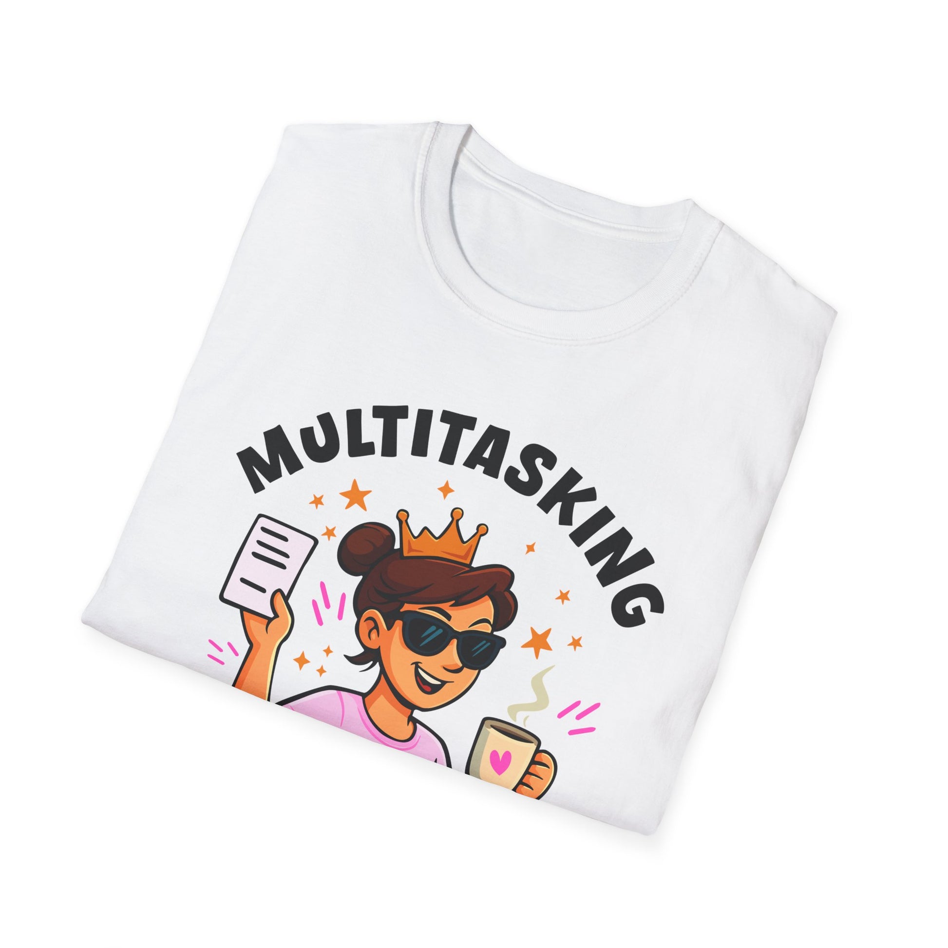 Weißes Damen-T-Shirt mit Comic-Illustration einer coolen Mutter mit Krone, Kaffee und Zettel – Text: „Multitasking Profi #MomLife“.