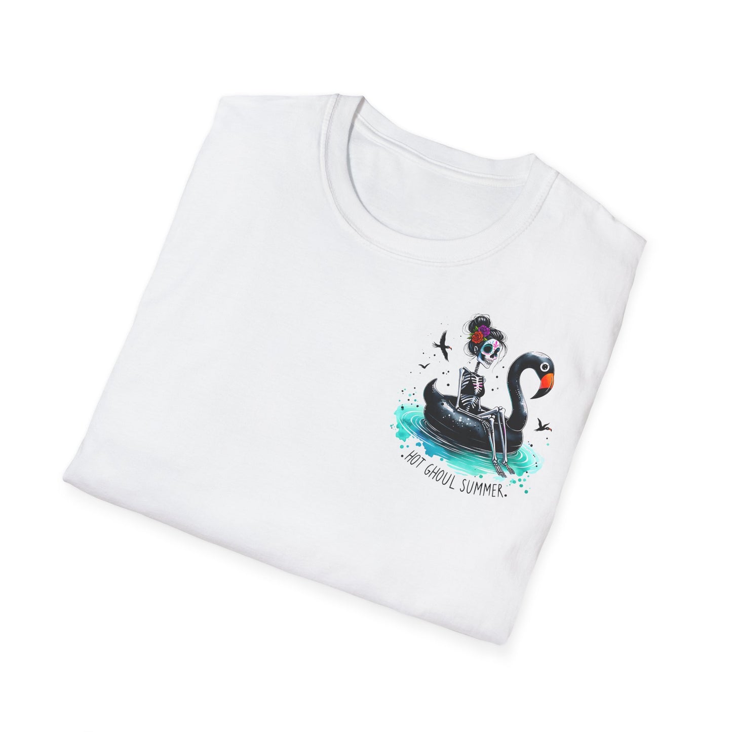 Weißes Unisex-T-Shirt mit kleiner Brustgrafik und großem Rückenprint „Hot Ghoul Summer“, Skelett auf schwarzem Flamingo im Wasser, sommerlich-humorvolles Design.