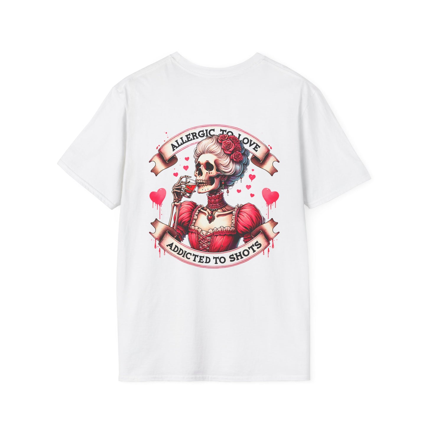 weißes T-Shirt mit kleinem Herz vorne und großem Skelett-Print mit dem Spruch „Allergic to Love – Addicted to Shots“ auf dem Rücken