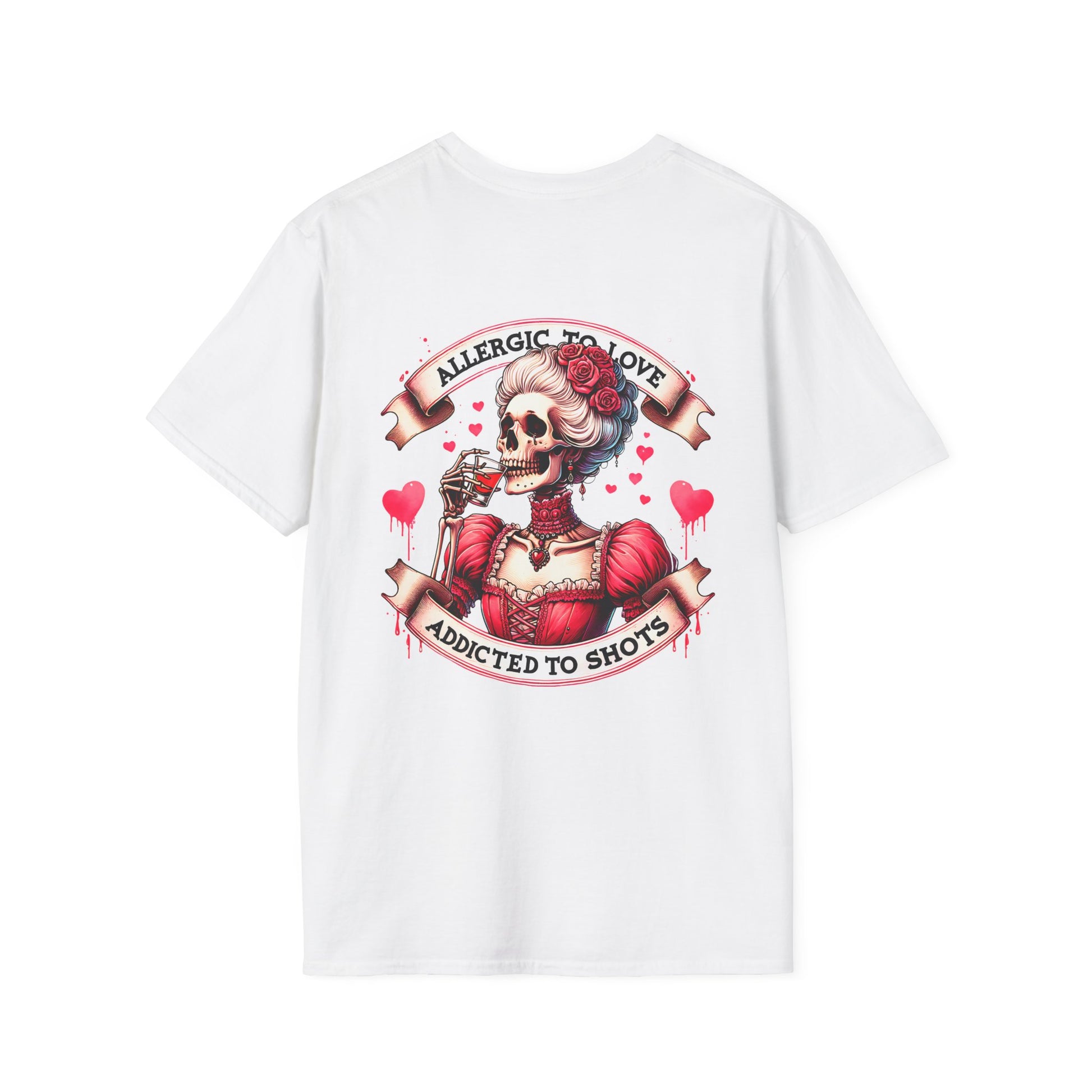 weißes T-Shirt mit kleinem Herz vorne und großem Skelett-Print mit dem Spruch „Allergic to Love – Addicted to Shots“ auf dem Rücken
