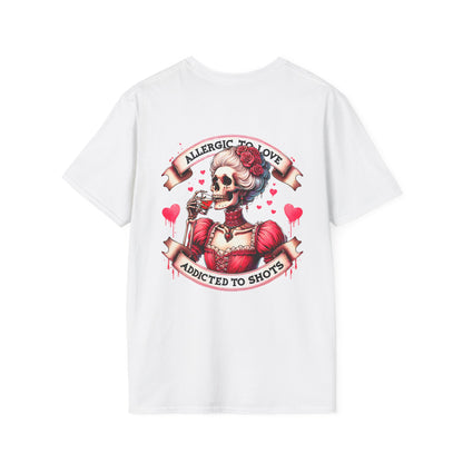 weißes T-Shirt mit kleinem Herz vorne und großem Skelett-Print mit dem Spruch „Allergic to Love – Addicted to Shots“ auf dem Rücken
