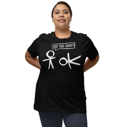 Mann trägt schwarzes Strichmännchen T-Shirt mit Spruch „Are you okay?“

Frau trägt lustiges Funshirt „Are you okay?“ – Unisex Baumwolle

Vorderseite schwarzes Sprüche T-Shirt mit Strichmännchen-Motiv

Rückseite schwarzes Baumwollshirt – Unisex

Detailaufnahme Kragen schwarzes Rundhals T-Shirt

Gefaltetes schwarzes T-Shirt mit Spruch „Are you okay?“

Größentabelle für Funshirt Baumwolle – Größen S–4XL

Styling-Idee: Strichmännchen T-Shirt kombiniert mit Jeans