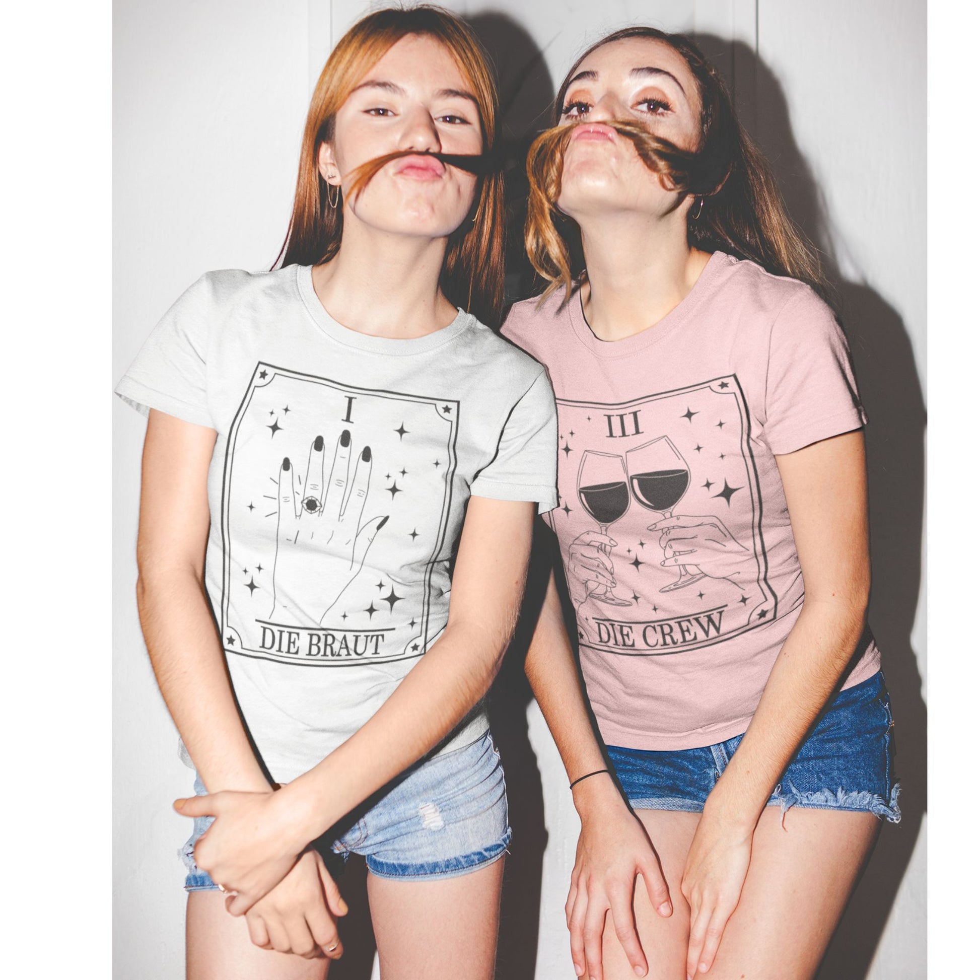 JGA Shirt Set mit Tarotkarten-Design – weißes Shirt „Die Braut“ mit Ringmotiv (Karte I) & rosa Shirts „Die Crew“ mit Weingläsern (Karte III) für den Junggesellinnenabschied