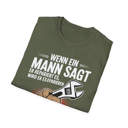 miltary green gefaltenes Reparatur Humor T-Shirt mit Spruch „Wenn ein Mann sagt, er repariert es…“ und Illustration einer Hand mit Schraubenschlüssel – erhältlich in Schwarz, Military Green und 