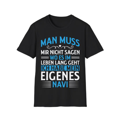 Schwarzes T-Shirt mit blau-weißem Text: „Man muss mir nicht sagen, wo es im Leben lang geht – ich habe mein eigenes Navi“ – humorvolles Design für Männer