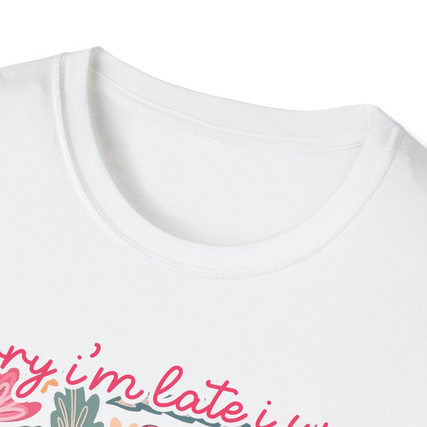 tshirt mit dem aufdruck 'sorry i'm late - i was dilly dallying' trendy design mit gans und blumen