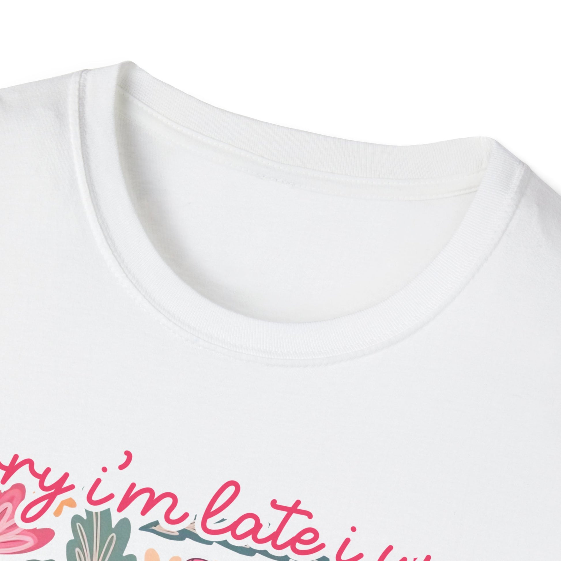 tshirt mit dem aufdruck 'sorry i'm late - i was dilly dallying' trendy design mit gans und blumen