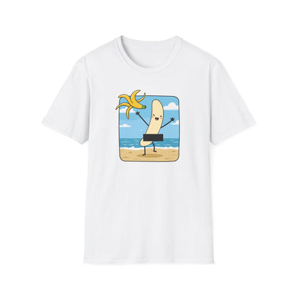 Lustiges weißes T-Shirt mit Cartoon-Banane am Strand, die eine Bananenschale hochhält – Sommer Funshirt Unisex