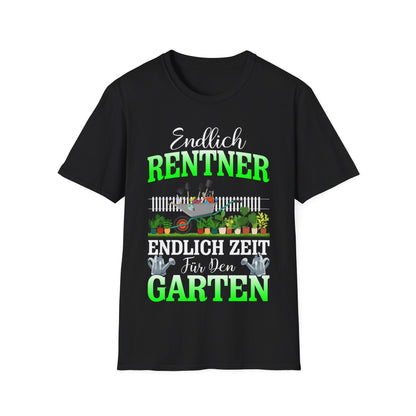 schwarzem T-Shirt „Endlich Rentner – Endlich Zeit für den Garten“, lachend beim Selfie, Gartenmotiv mit Rasenmäher und Pflanzen