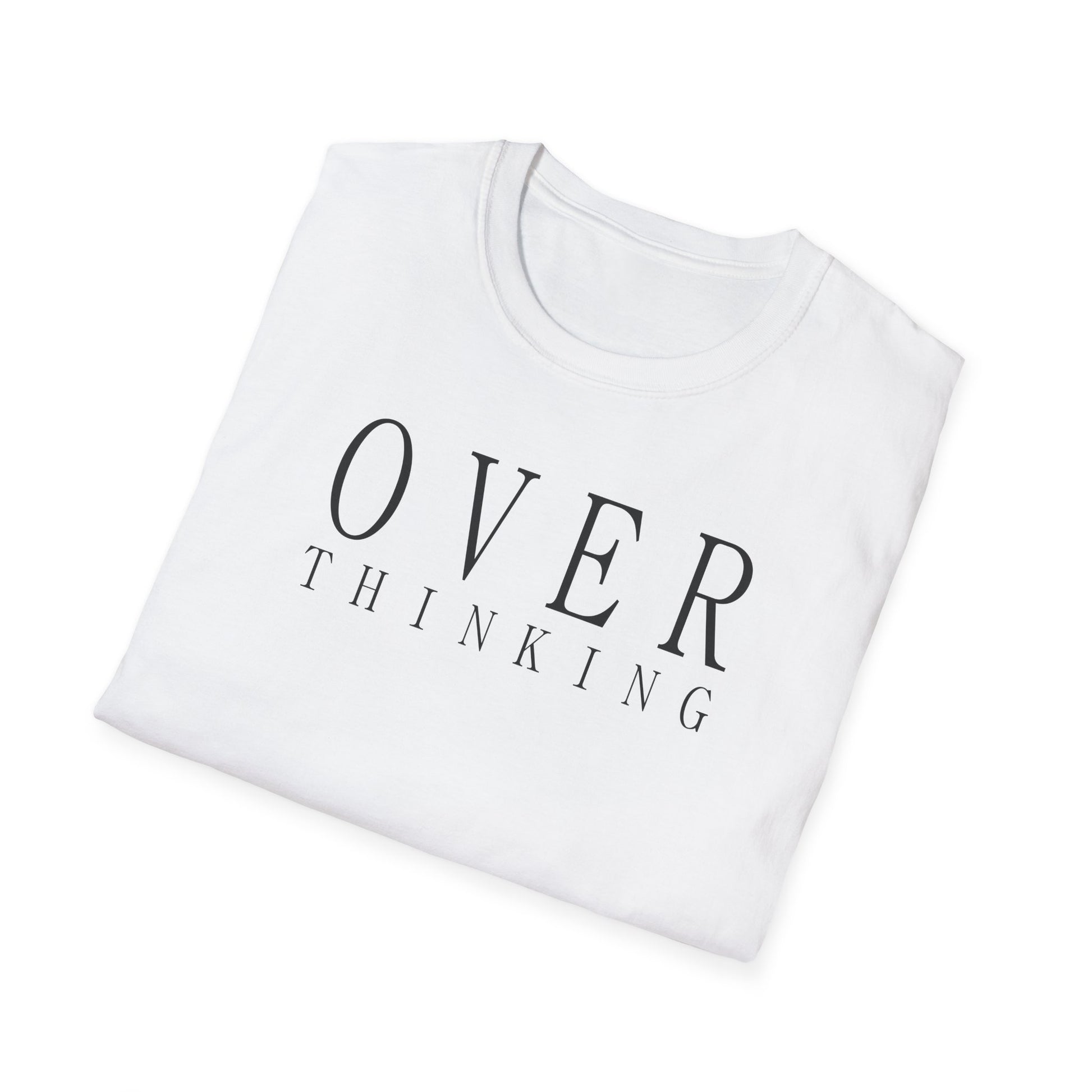 Frau trägt weißes T-Shirt mit schwarzem minimalistischen Schriftzug „OVERTHINKING“, sitzt entspannt auf einem Stuhl und lächelt