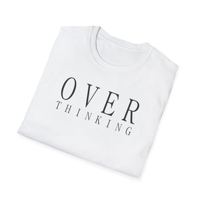 Frau trägt weißes T-Shirt mit schwarzem minimalistischen Schriftzug „OVERTHINKING“, sitzt entspannt auf einem Stuhl und lächelt