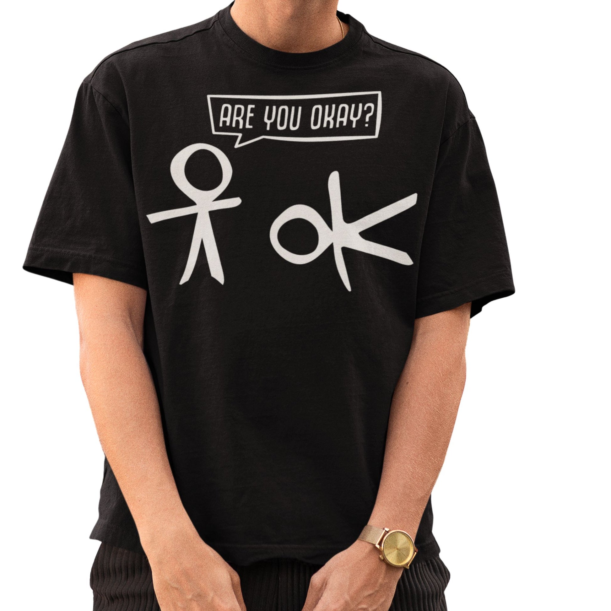 Mann trägt schwarzes Strichmännchen T-Shirt mit Spruch „Are you okay?“

Frau trägt lustiges Funshirt „Are you okay?“ – Unisex Baumwolle

Vorderseite schwarzes Sprüche T-Shirt mit Strichmännchen-Motiv

Rückseite schwarzes Baumwollshirt – Unisex

Detailaufnahme Kragen schwarzes Rundhals T-Shirt

Gefaltetes schwarzes T-Shirt mit Spruch „Are you okay?“

Größentabelle für Funshirt Baumwolle – Größen S–4XL

Styling-Idee: Strichmännchen T-Shirt kombiniert mit Jeans