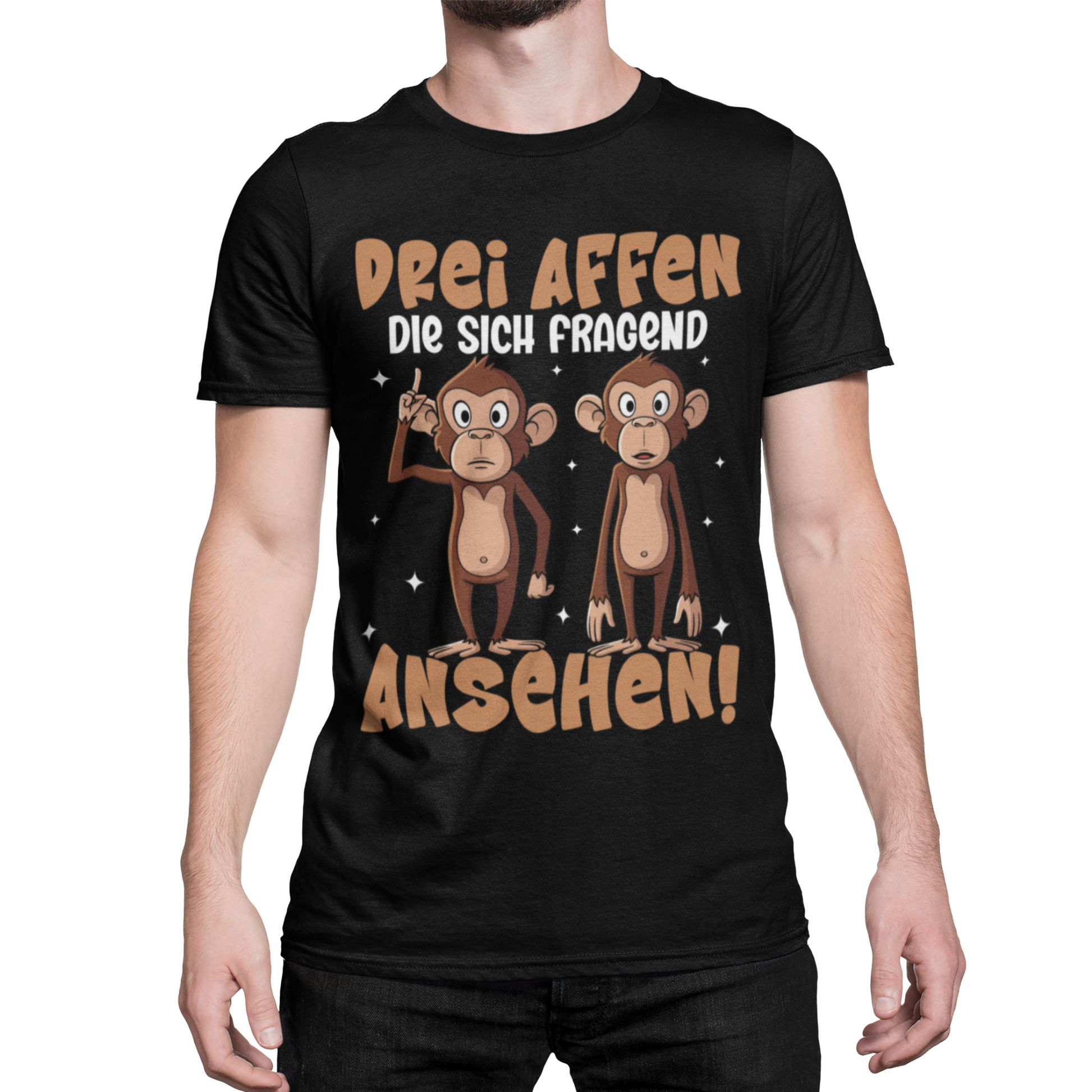 Mann trägt Schwarzes T-Shirt mit 2 fragenden Affen und Spruch „Drei Affen, die sich fragend ansehen“ – Lustiges Funshirt Unisex