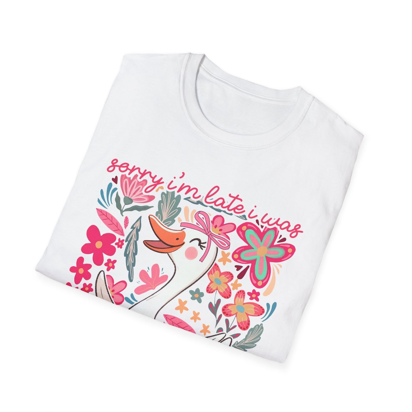 tshirt mit dem aufdruck 'sorry i'm late - i was dilly dallying' trendy design mit gans und blumen