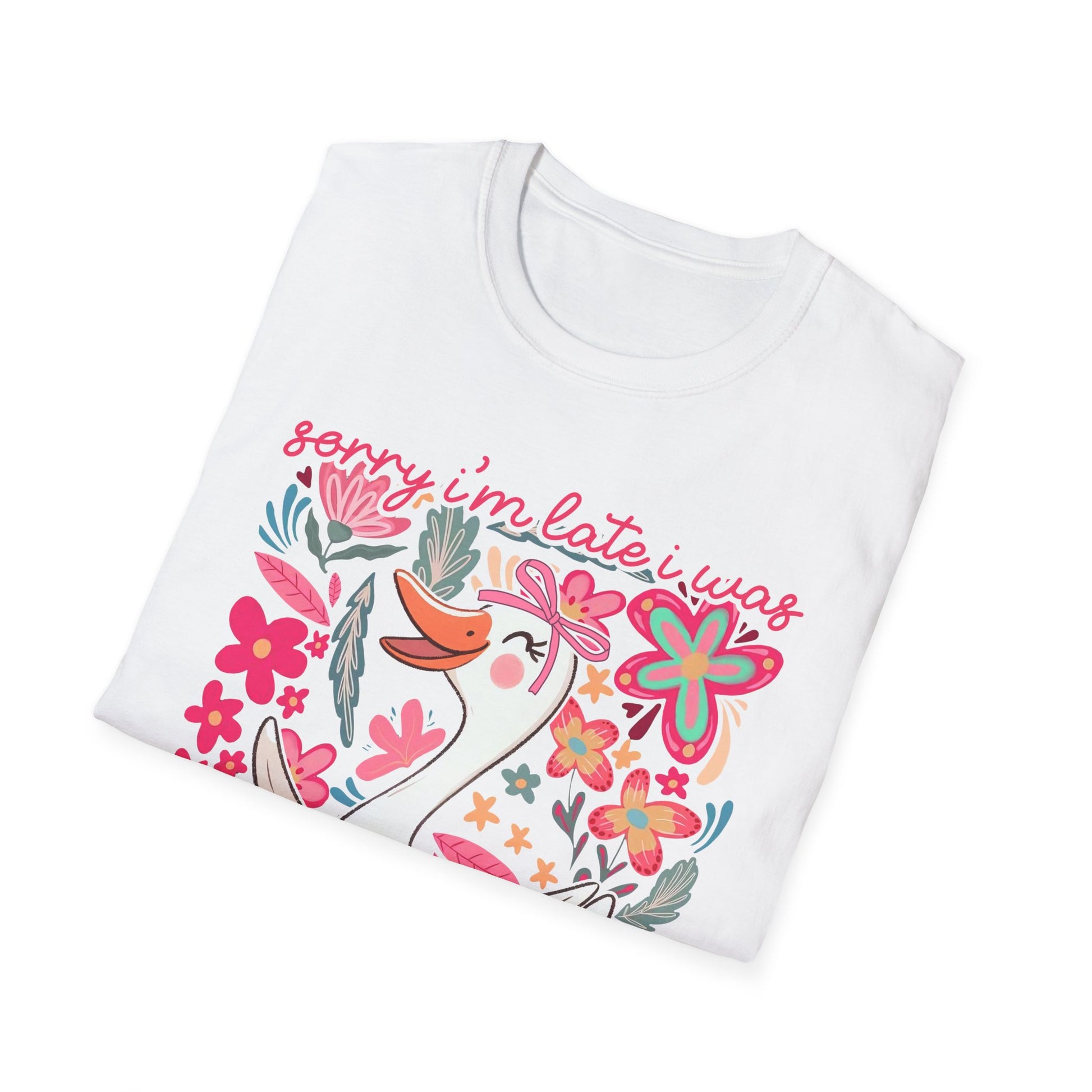 tshirt mit dem aufdruck 'sorry i'm late - i was dilly dallying' trendy design mit gans und blumen