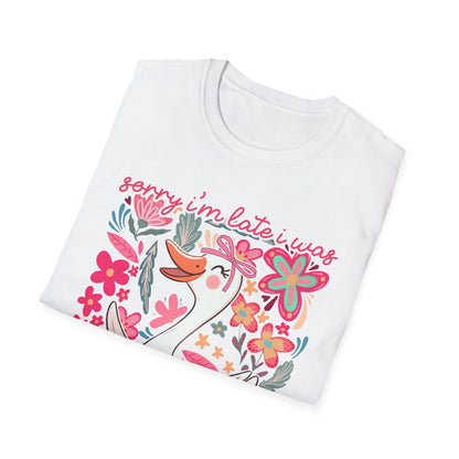 tshirt mit dem aufdruck 'sorry i'm late - i was dilly dallying' trendy design mit gans und blumen