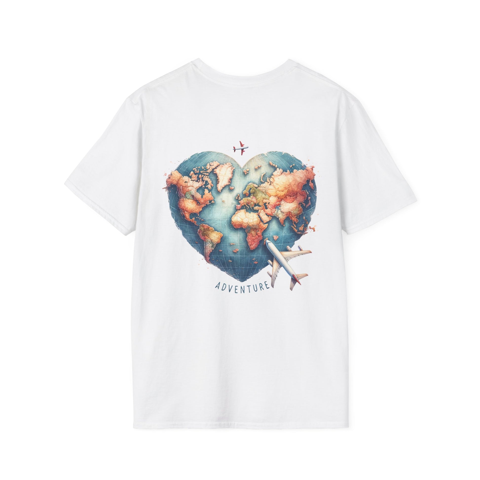  Unisex T-Shirt mit großem Rückenmotiv: Weltkarte in Herzform mit Flugzeug – Aufdruck „Adventure“, ideal für Reise-Fans.