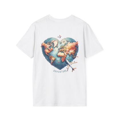  Unisex T-Shirt mit großem Rückenmotiv: Weltkarte in Herzform mit Flugzeug – Aufdruck „Adventure“, ideal für Reise-Fans.