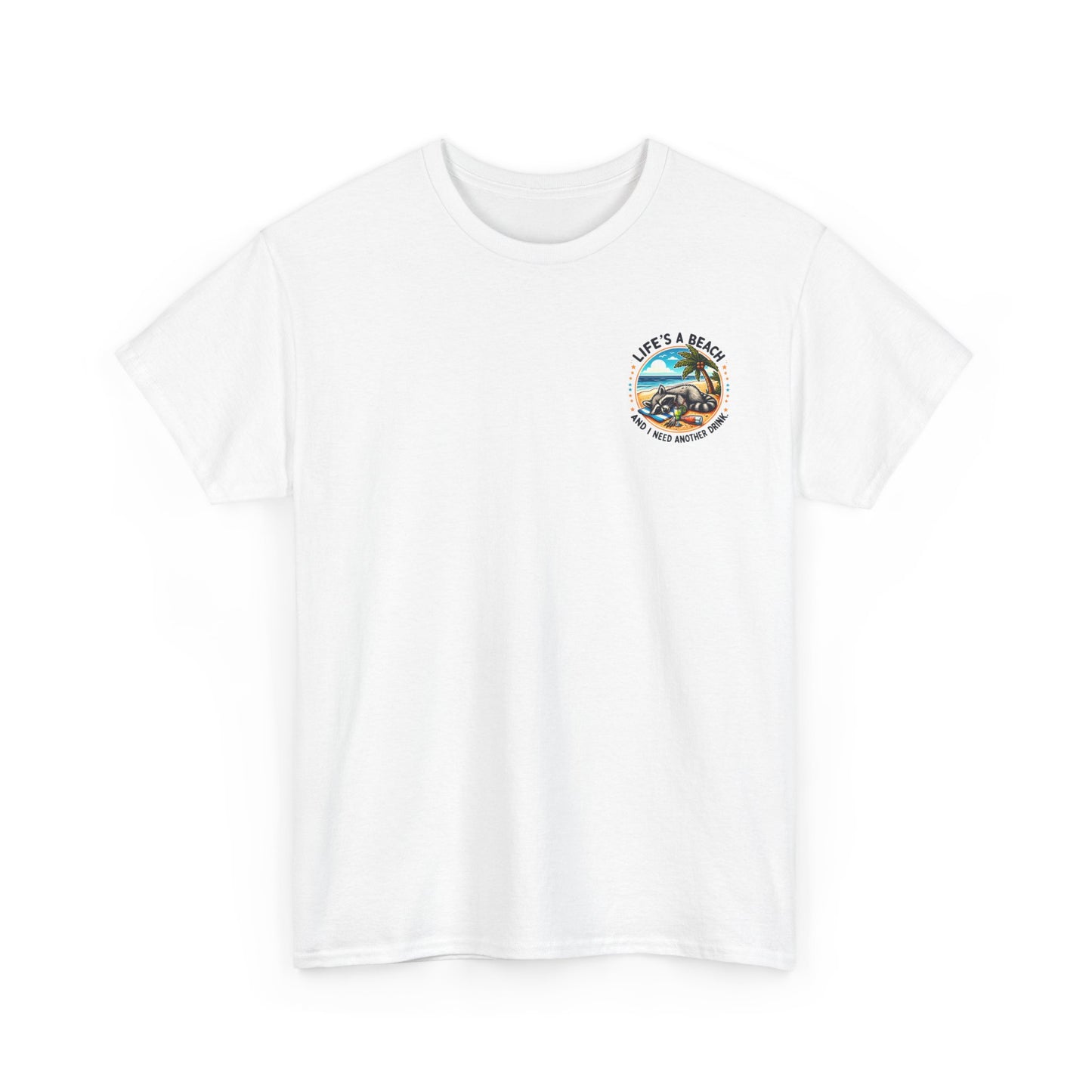 Weißes Unisex T-Shirt mit liegendem Waschbär am Strand, Cocktailglas und dem Spruch „Life’s a Beach – And I Need Another Drink“
