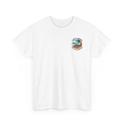 Weißes Unisex T-Shirt mit liegendem Waschbär am Strand, Cocktailglas und dem Spruch „Life’s a Beach – And I Need Another Drink“