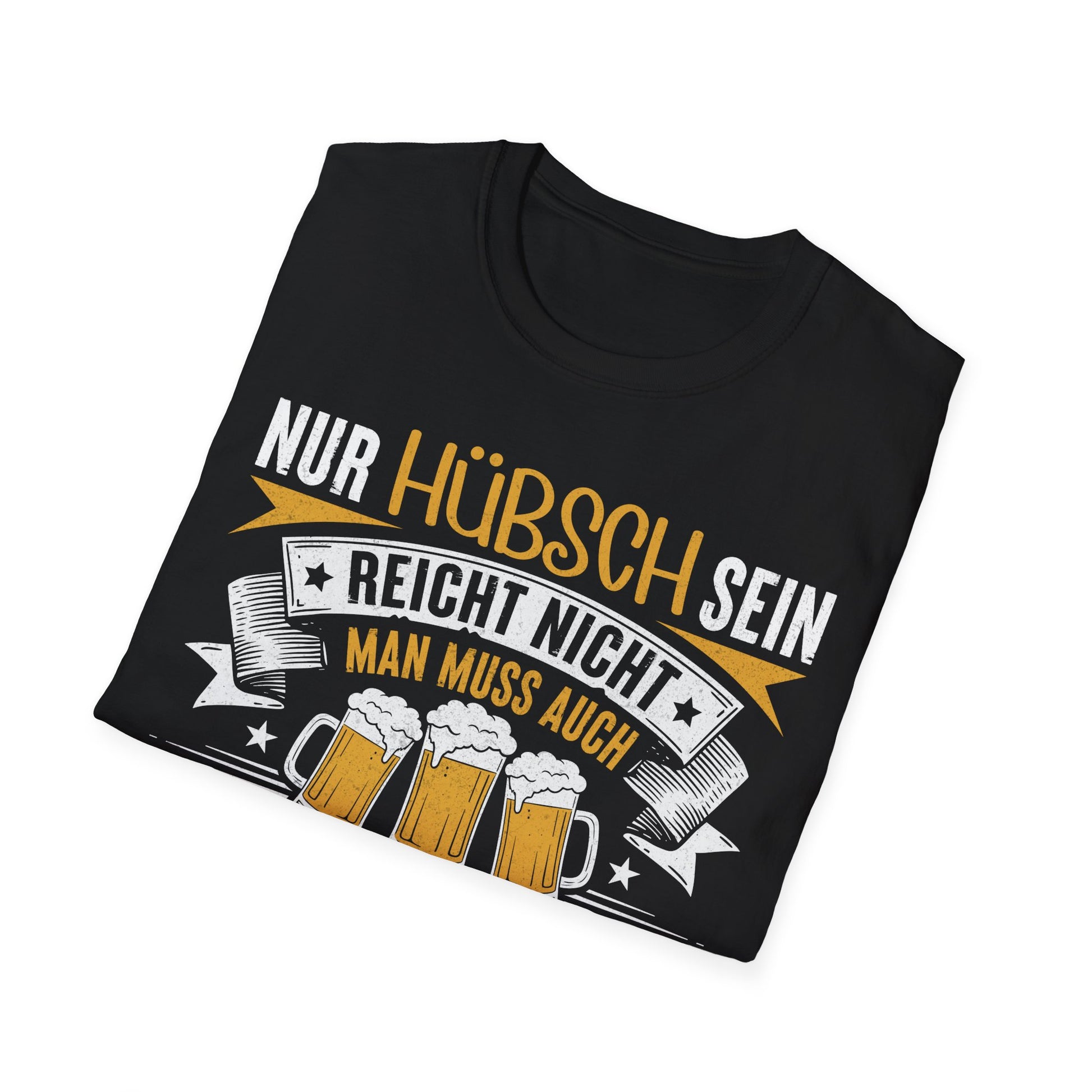 Schwarzes T-Shirt mit Aufdruck „Nur hübsch sein reicht nicht – man muss auch Bier trinken können“ und Bierkrug-Motiven – lustiges Funshirt für Bierliebhaber und Partygänger gefaltene Version