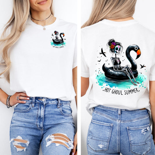 Weißes Unisex-T-Shirt mit kleiner Brustgrafik und großem Rückenprint „Hot Ghoul Summer“, Skelett auf schwarzem Flamingo im Wasser, sommerlich-humorvolles Design.