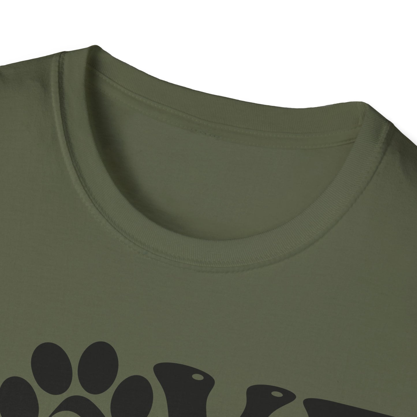 Frau trägt weißes Hunde T-Shirt mit LOVE Schriftzug und Pfotenabdruck
