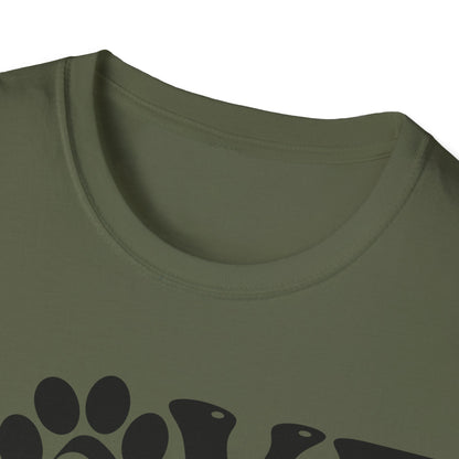 Frau trägt weißes Hunde T-Shirt mit LOVE Schriftzug und Pfotenabdruck