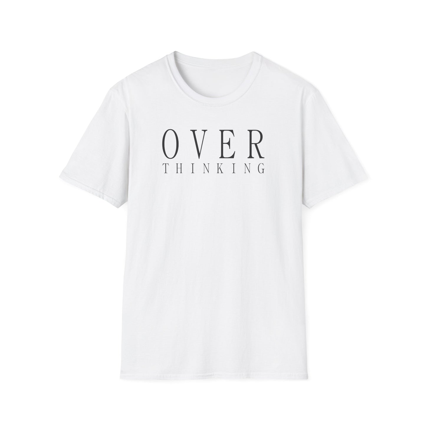 Frau trägt weißes T-Shirt mit schwarzem minimalistischen Schriftzug „OVERTHINKING“, sitzt entspannt auf einem Stuhl und lächelt