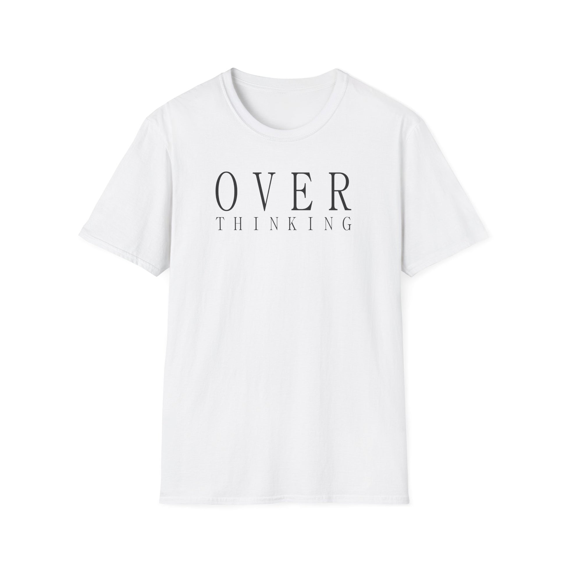 Frau trägt weißes T-Shirt mit schwarzem minimalistischen Schriftzug „OVERTHINKING“, sitzt entspannt auf einem Stuhl und lächelt