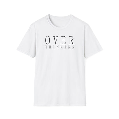 Frau trägt weißes T-Shirt mit schwarzem minimalistischen Schriftzug „OVERTHINKING“, sitzt entspannt auf einem Stuhl und lächelt