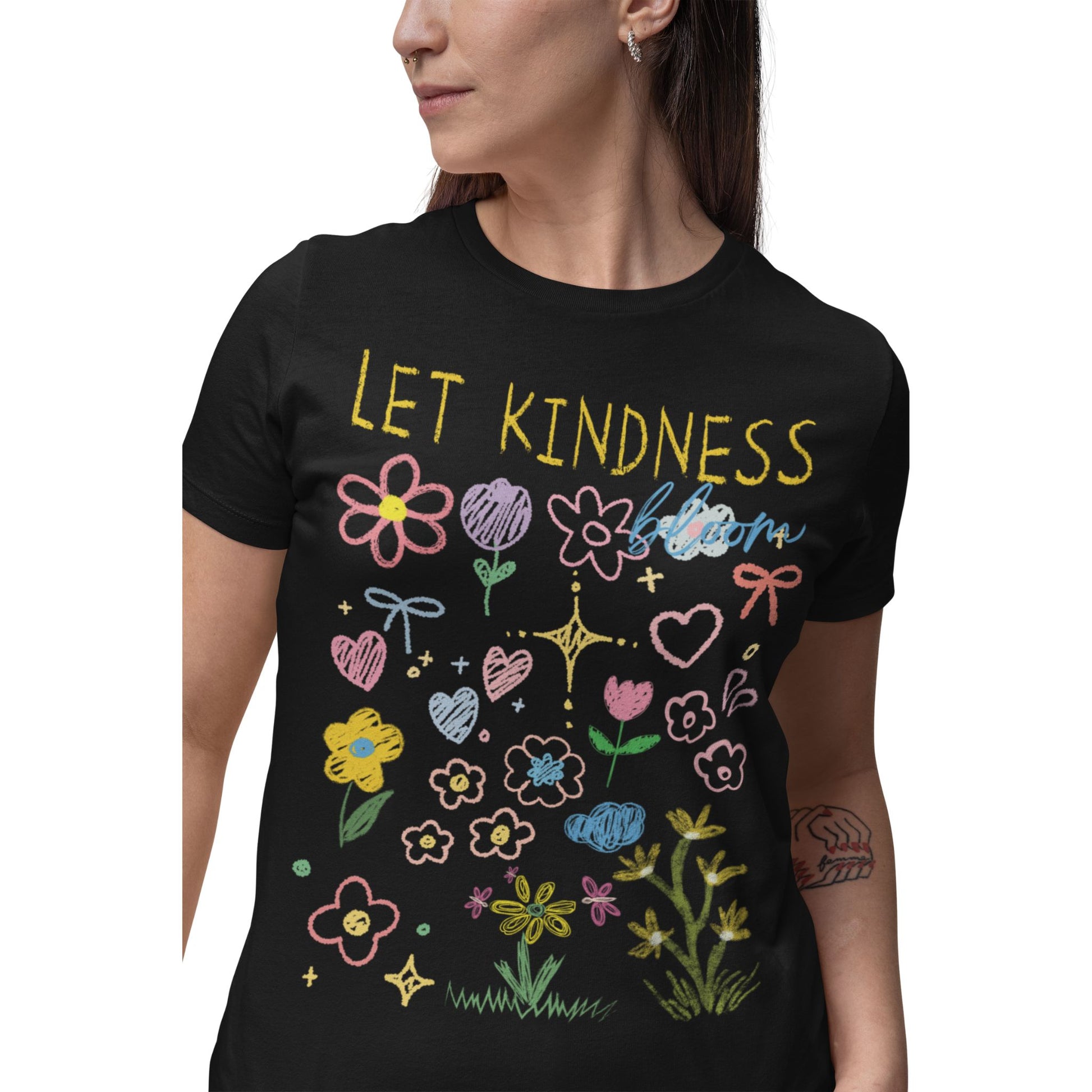 T-Shirt mit buntem Blumenmotiv und Schriftzug „Let Kindness Bloom“ – florales Design in Schwarz oder Weiß, Statement für Positivität
