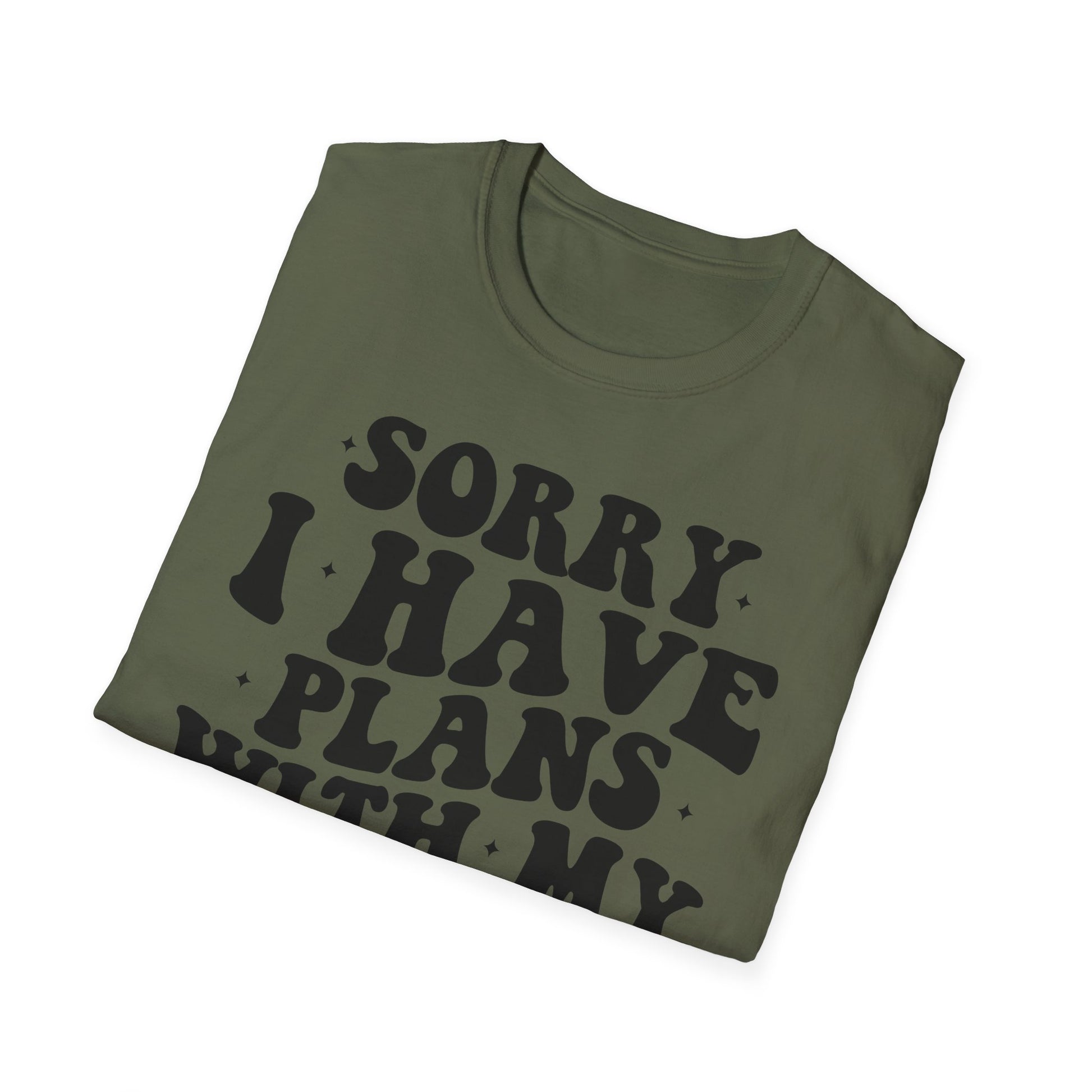 gefaltene Verson military green T-Shirt mit schwarzem Spruch „Sorry I Have Plans With My Dog“ – Lustiges Hunde Shirt für Männer und Frauen