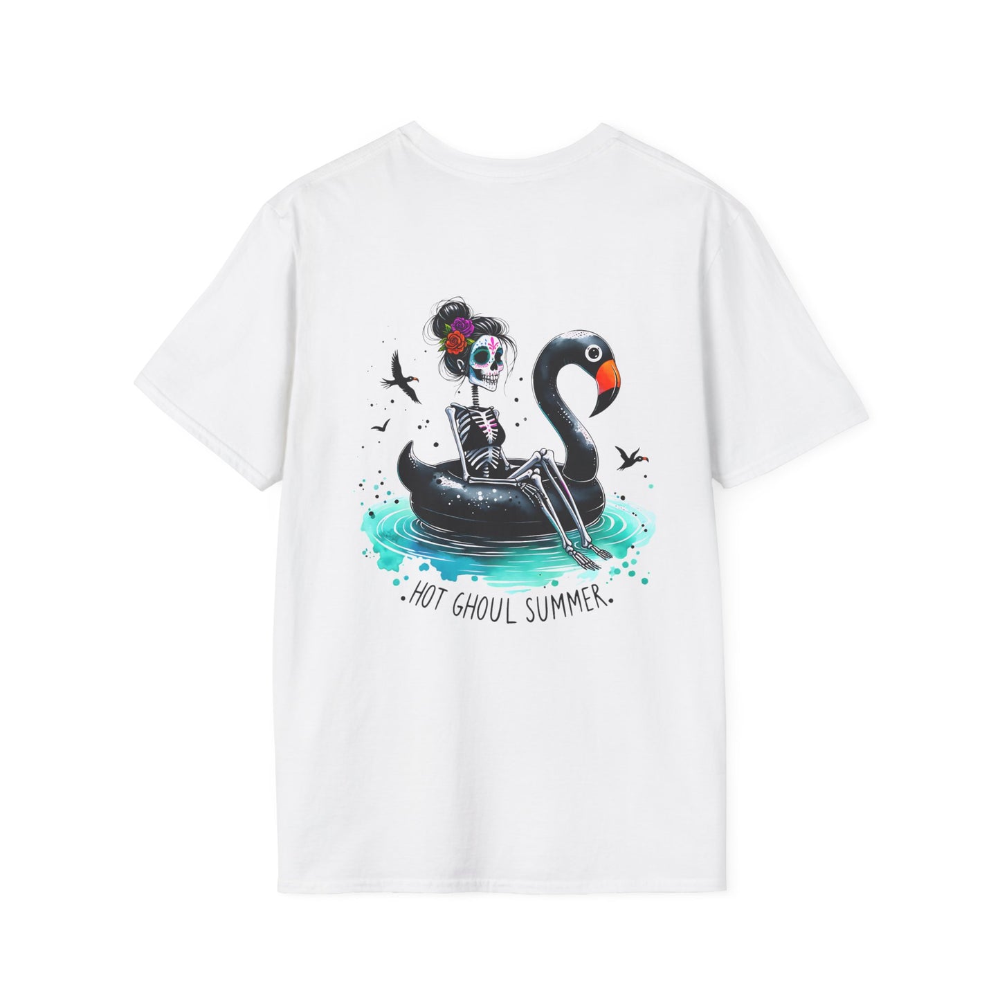 Weißes Unisex-T-Shirt mit kleiner Brustgrafik und großem Rückenprint „Hot Ghoul Summer“, Skelett auf schwarzem Flamingo im Wasser, sommerlich-humorvolles Design.