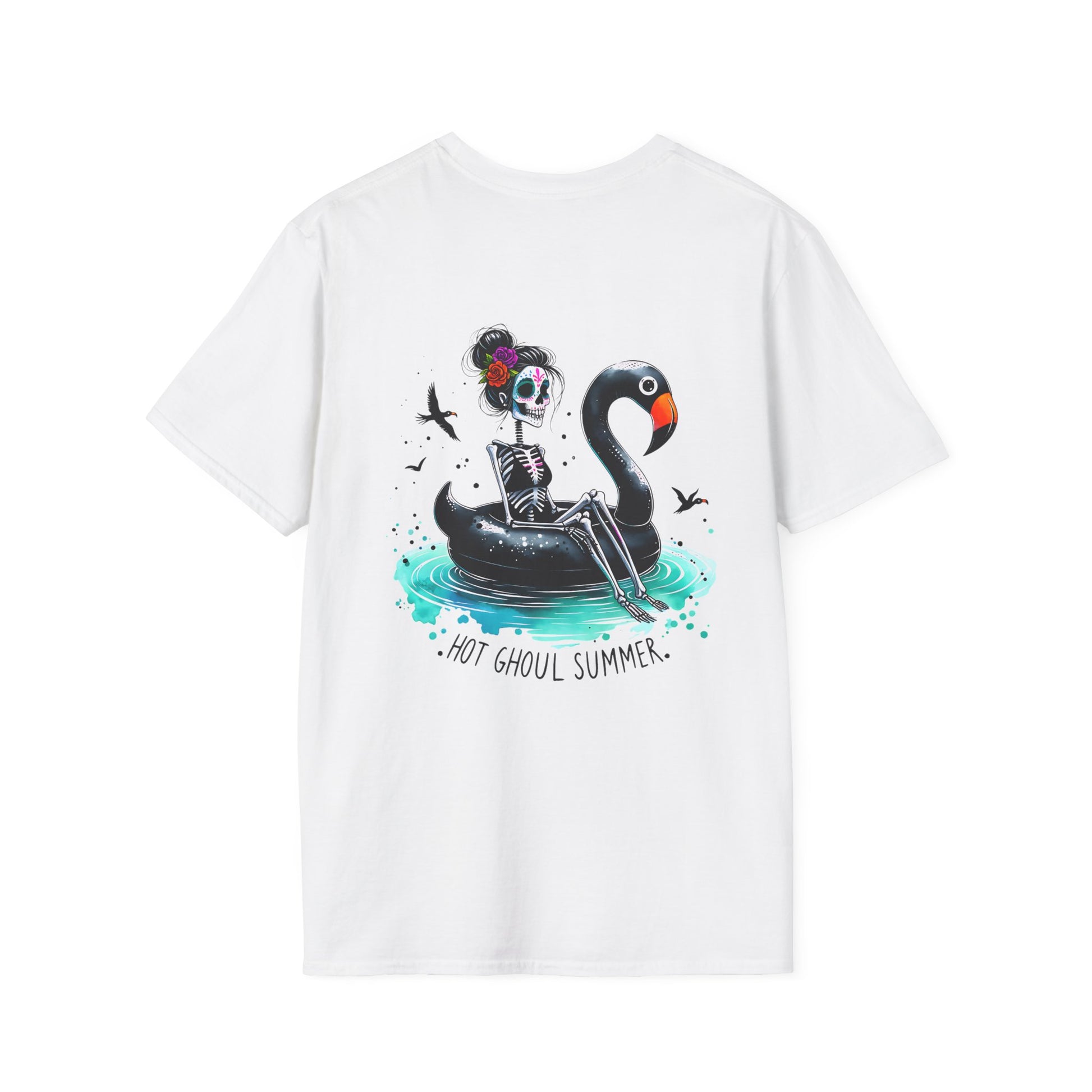Weißes Unisex-T-Shirt mit kleiner Brustgrafik und großem Rückenprint „Hot Ghoul Summer“, Skelett auf schwarzem Flamingo im Wasser, sommerlich-humorvolles Design.