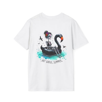 Weißes Unisex-T-Shirt mit kleiner Brustgrafik und großem Rückenprint „Hot Ghoul Summer“, Skelett auf schwarzem Flamingo im Wasser, sommerlich-humorvolles Design.