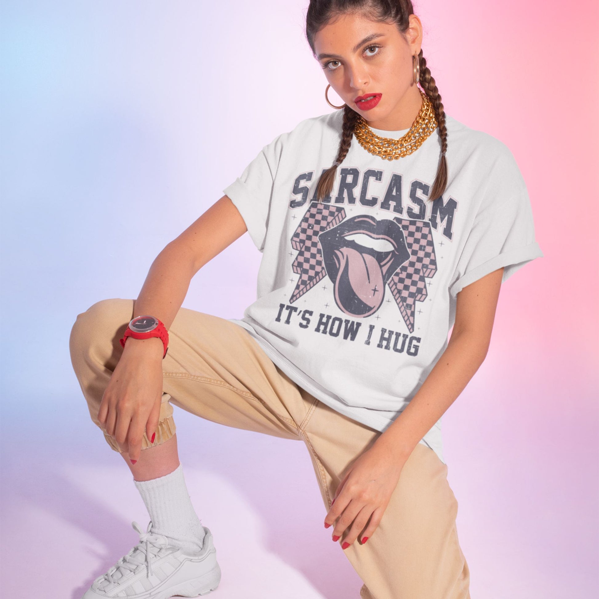 Girl trägt Sarcasm – It's How I Hug Shirt mit Retro Lippen- und Zungen-Print, lustiges Statement Shirt für Männer und Frauen