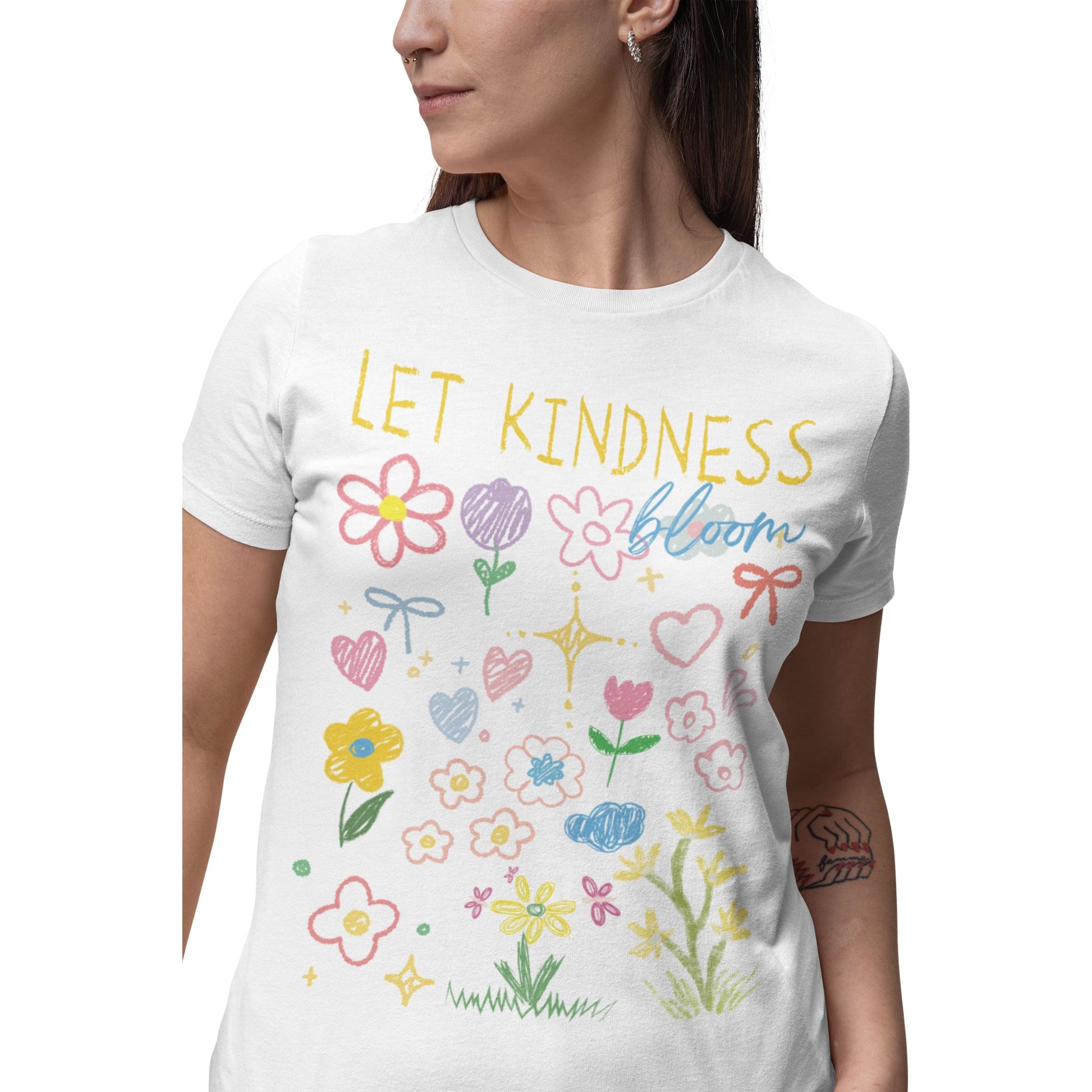 T-Shirt mit buntem Blumenmotiv und Schriftzug „Let Kindness Bloom“ – florales Design in Schwarz oder Weiß, Statement für Positivität