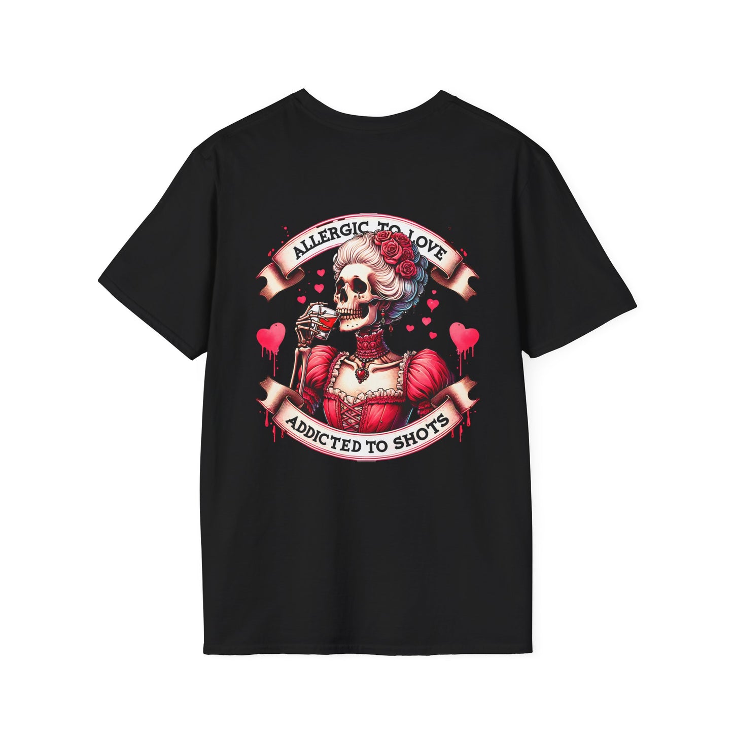 schwarzes T-Shirt mit kleinem Herz vorne und großem Skelett-Print mit dem Spruch „Allergic to Love – Addicted to Shots“ auf dem Rücken