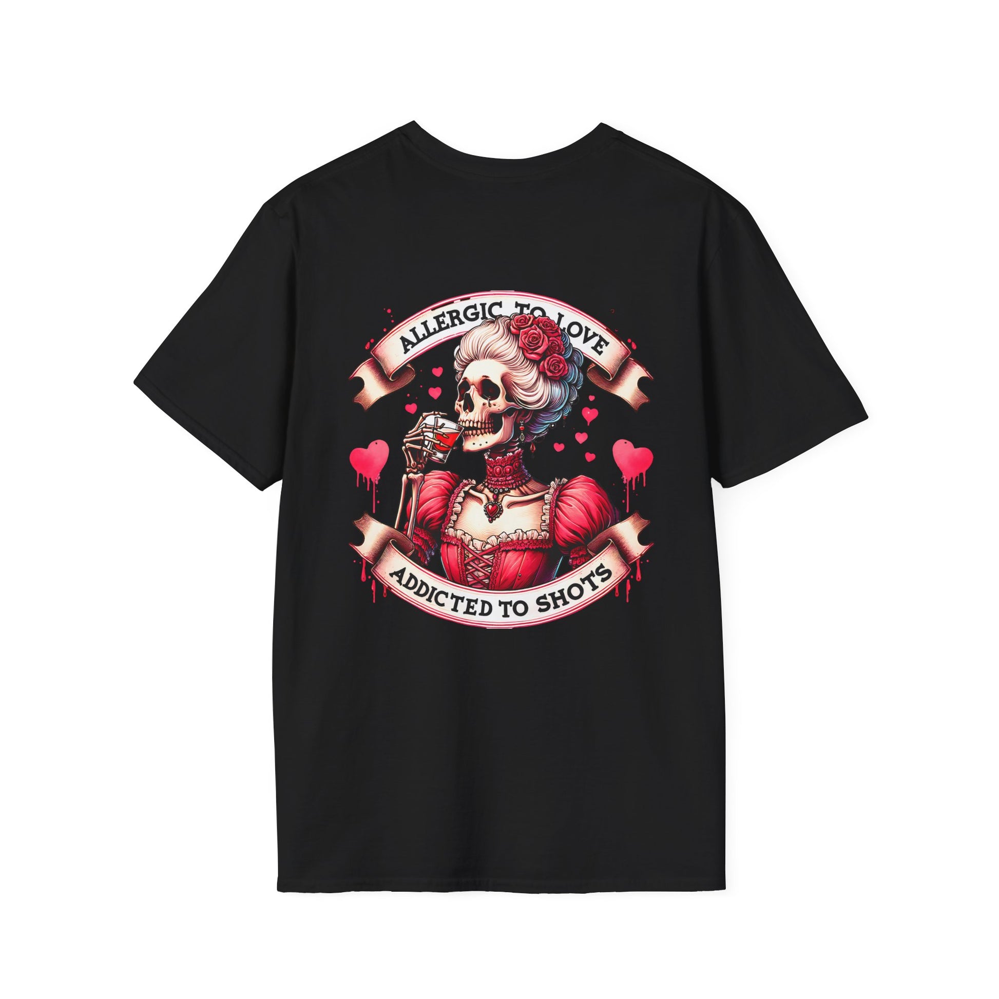 schwarzes T-Shirt mit kleinem Herz vorne und großem Skelett-Print mit dem Spruch „Allergic to Love – Addicted to Shots“ auf dem Rücken