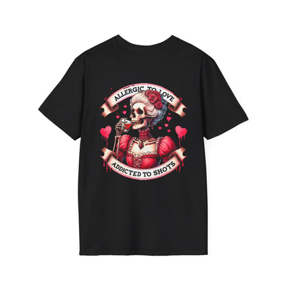 schwarzes T-Shirt mit kleinem Herz vorne und großem Skelett-Print mit dem Spruch „Allergic to Love – Addicted to Shots“ auf dem Rücken