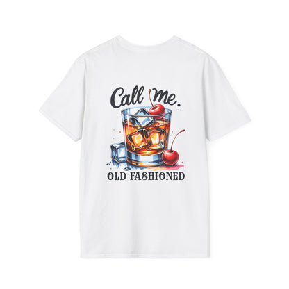 Weißes T-Shirt mit Rückendruck eines Old Fashioned Cocktails, Eiswürfeln und Kirschen sowie kleinem Brustmotiv vorne